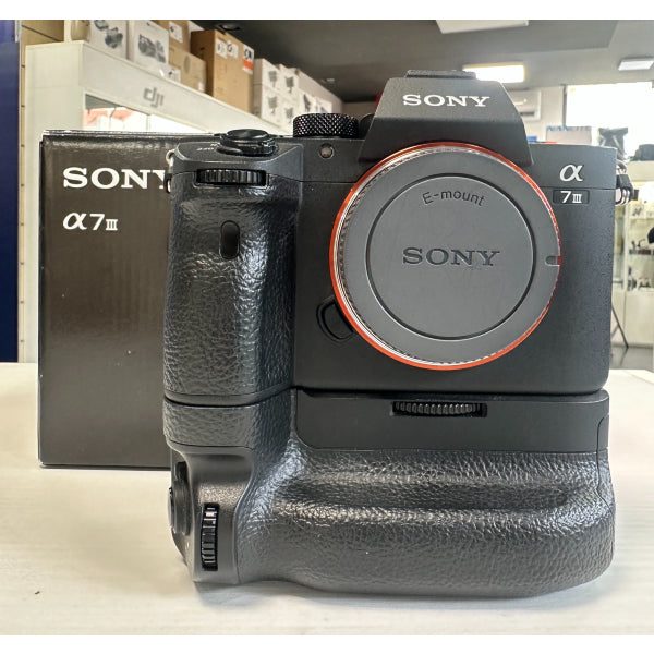 Sony A7III + Battery Grip + Sony FE 24-105 F4 G OSS Demo da Vetrina (2.273 scatti) Sony A7III + Battery Grip + Sony FE 24-105 F4 G OSS Demo da Vetrina (2.273 scatti)